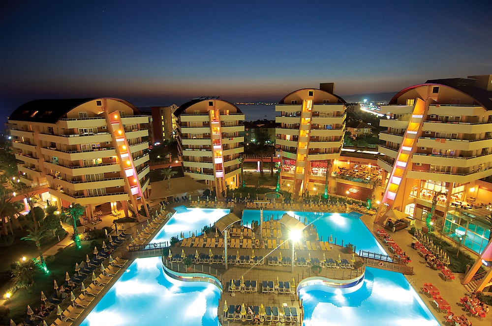 Alaiye Resort & Spa Hotel - All Inclusive — Swimming pool in Alanya