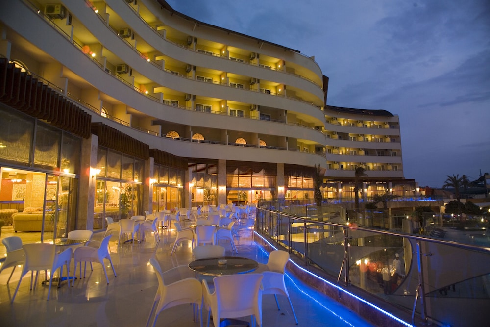 Alaiye Resort & Spa Hotel - All Inclusive — Hotel building in Alanya
