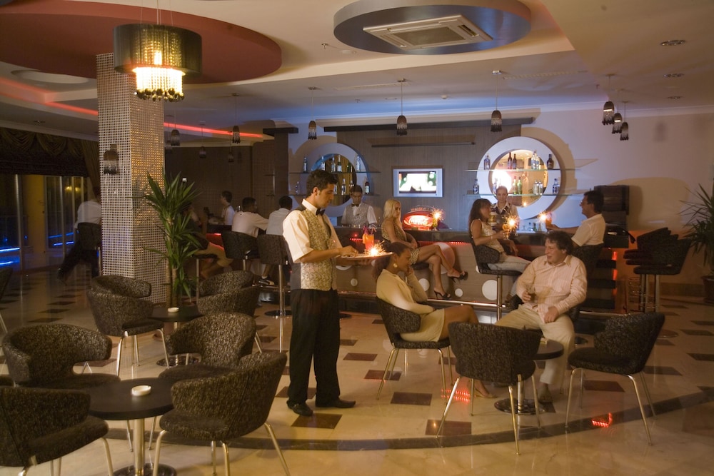 Alaiye Resort & Spa Hotel - All Inclusive — Restaurant & bars in Alanya