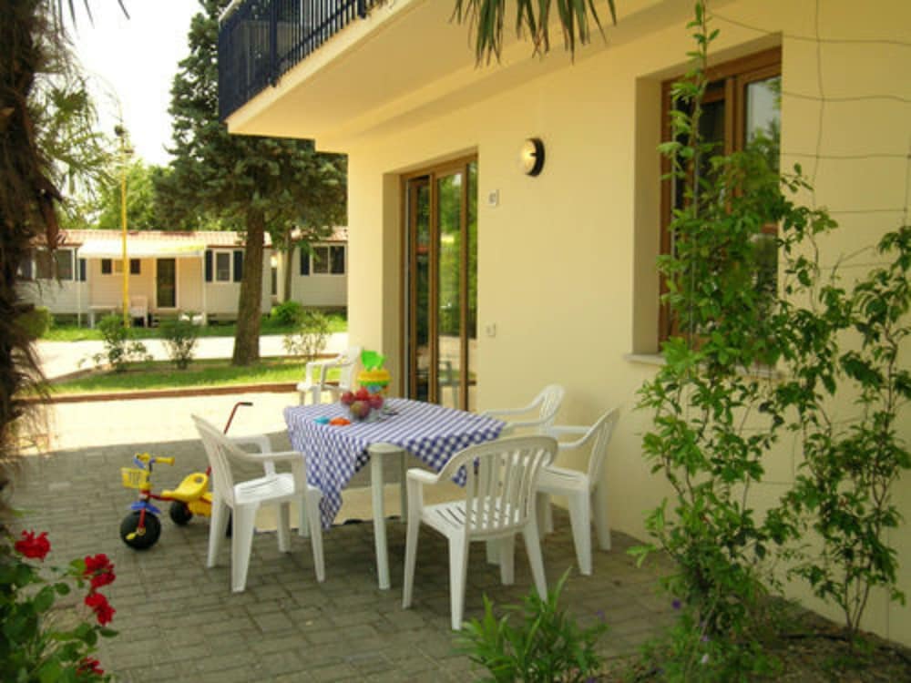 Camping Bella Italia — Hotel building in Peschiera del Garda, Veneto