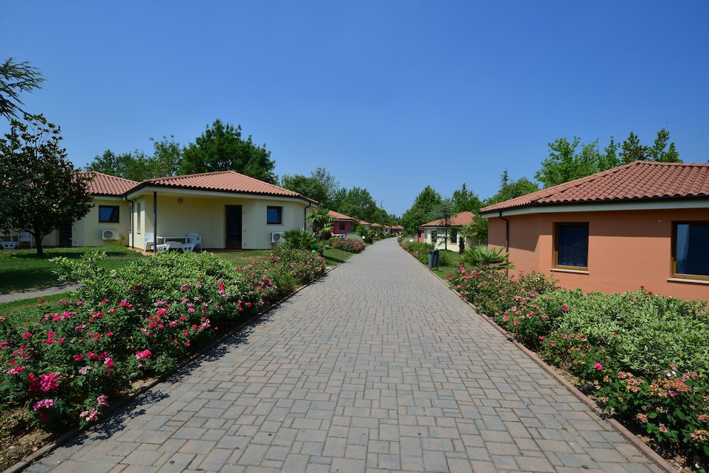 Camping Bella Italia — Hotel building in Peschiera del Garda, Veneto