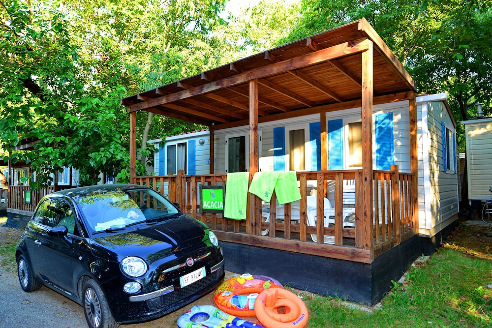 Camping Bella Italia — Hotel building in Peschiera del Garda, Veneto