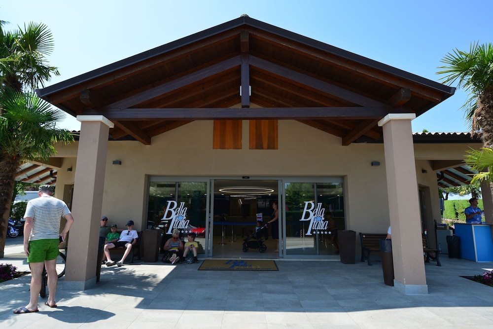 Camping Bella Italia — Hotel building in Peschiera del Garda, Veneto