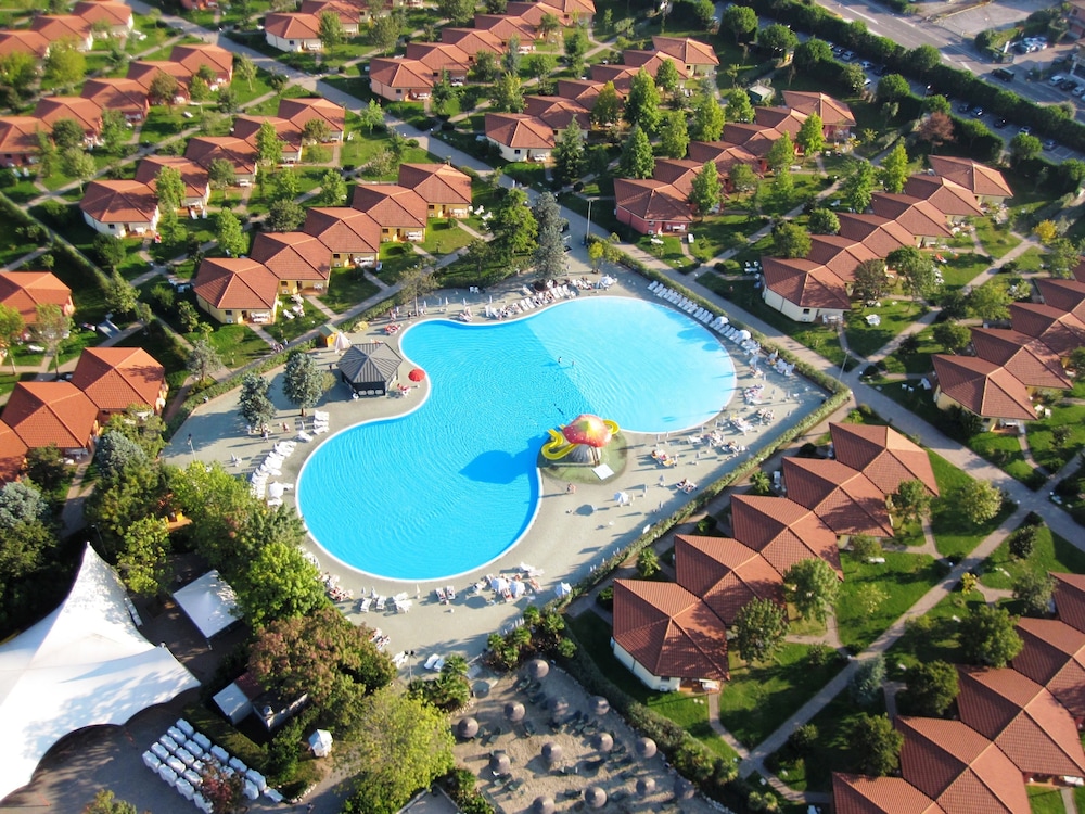 Camping Bella Italia — Swimming pool in Peschiera del Garda, Veneto