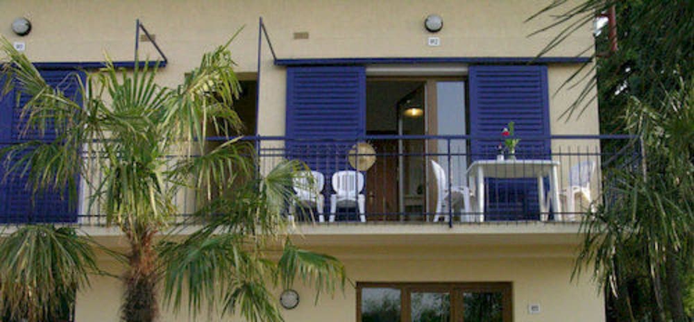 Camping Bella Italia — Hotel building in Peschiera del Garda, Veneto