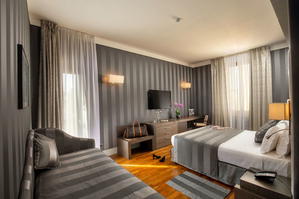 Monti Palace Hotel — Hotel rooms in Rome, Lazio