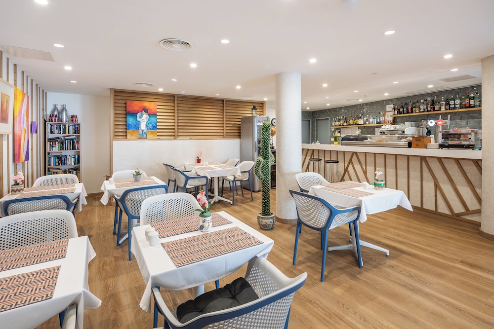 Apartamentos LIVVO Koala Garden — Restaurant & bars in Maspalomas, Canary Islands