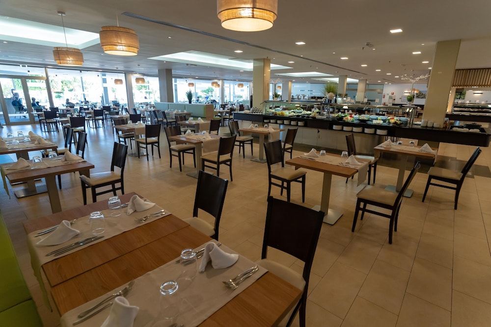 Hotel Lanzarote Village — Restaurant & bars in Puerto del Carmen, Canary Islands