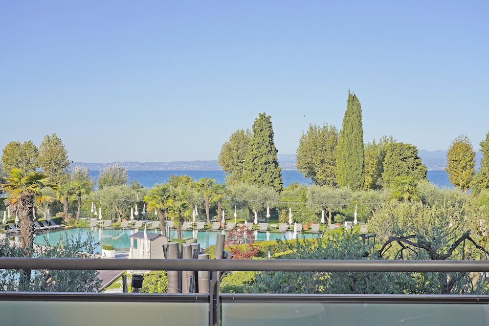 Hotel Caesius Thermae & Spa Resort — Swimming pool in Bardolino, Veneto