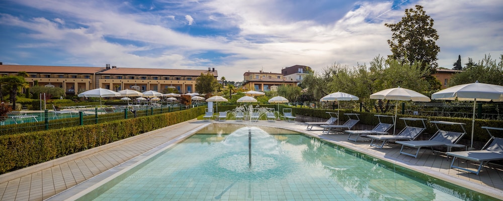 Hotel Caesius Thermae & Spa Resort — Swimming pool in Bardolino, Veneto