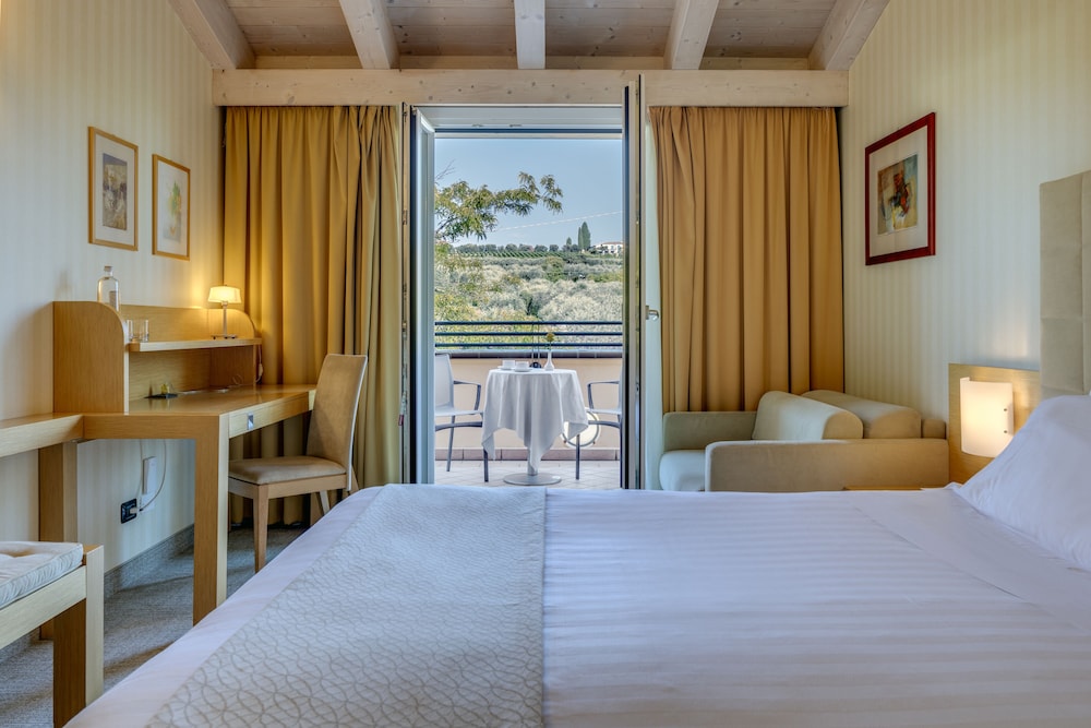 Hotel Caesius Thermae & Spa Resort — Hotel rooms in Bardolino, Veneto