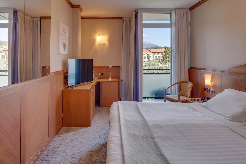 Hotel Caesius Thermae & Spa Resort — Hotel rooms in Bardolino, Veneto