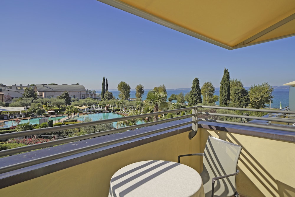 Hotel Caesius Thermae & Spa Resort — Swimming pool in Bardolino, Veneto