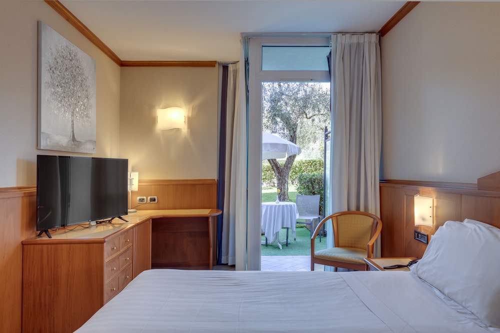 Hotel Caesius Thermae & Spa Resort — Hotel rooms in Bardolino, Veneto