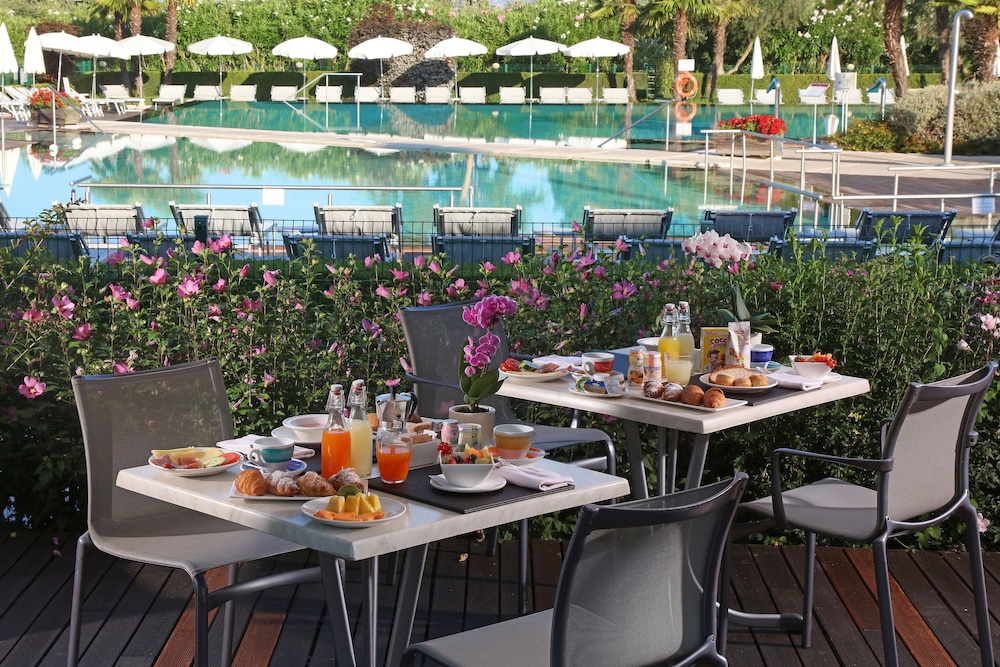 Hotel Caesius Thermae & Spa Resort — Swimming pool in Bardolino, Veneto