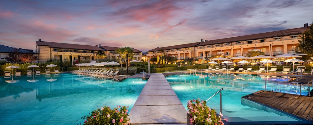 Hotel Caesius Thermae & Spa Resort — Swimming pool in Bardolino, Veneto