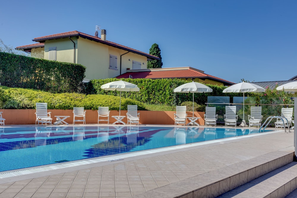 Hotel Caesius Thermae & Spa Resort — Swimming pool in Bardolino, Veneto