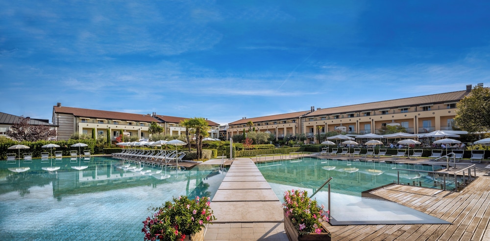 Hotel Caesius Thermae & Spa Resort — Swimming pool in Bardolino, Veneto