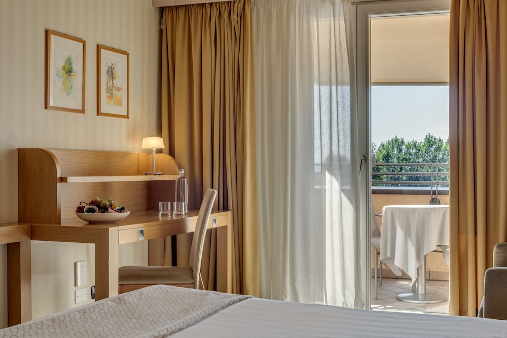Hotel Caesius Thermae & Spa Resort — Hotel rooms in Bardolino, Veneto