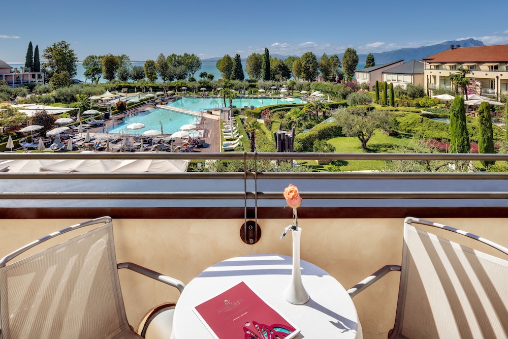 Hotel Caesius Thermae & Spa Resort — Swimming pool in Bardolino, Veneto