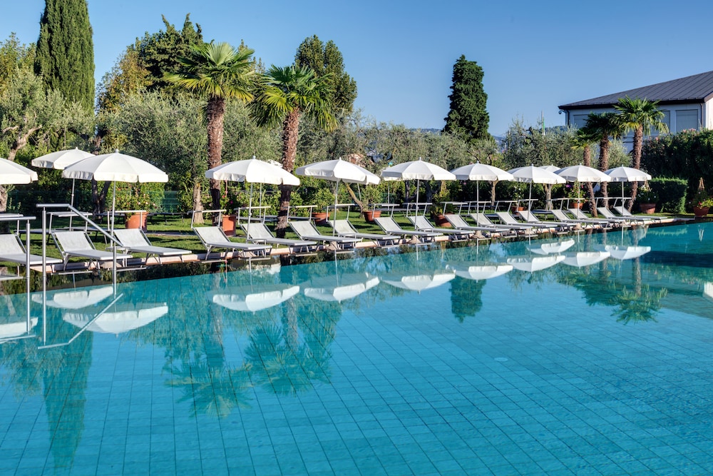 Hotel Caesius Thermae & Spa Resort — Swimming pool in Bardolino, Veneto