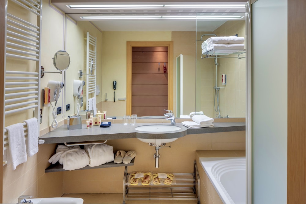 Hotel Caesius Thermae & Spa Resort — Hotel rooms in Bardolino, Veneto