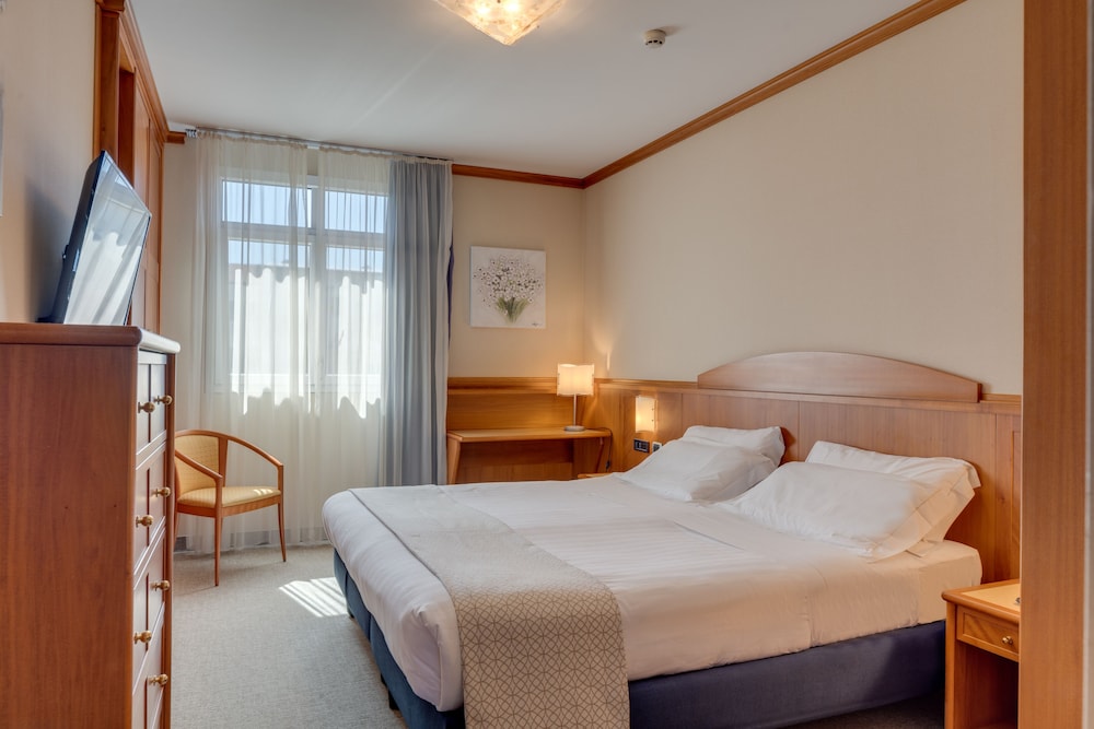 Hotel Caesius Thermae & Spa Resort — Hotel rooms in Bardolino, Veneto