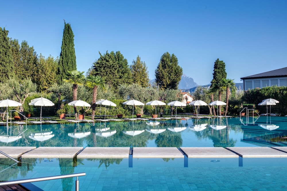 Hotel Caesius Thermae & Spa Resort — Swimming pool in Bardolino, Veneto