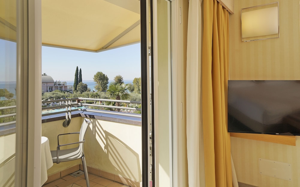 Hotel Caesius Thermae & Spa Resort — Hotel rooms in Bardolino, Veneto