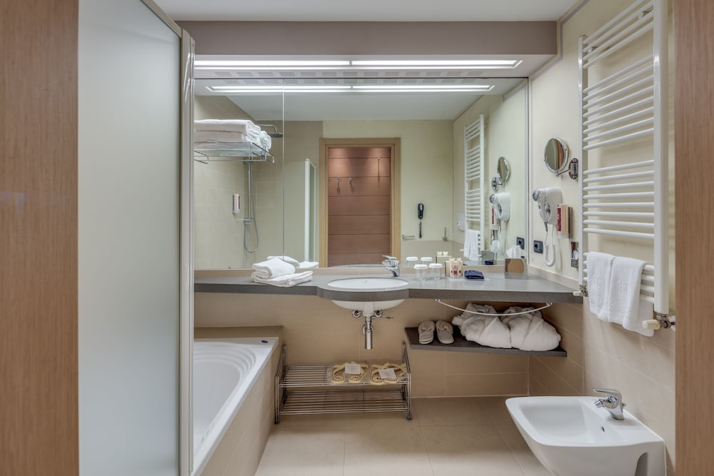 Hotel Caesius Thermae & Spa Resort — Hotel rooms in Bardolino, Veneto