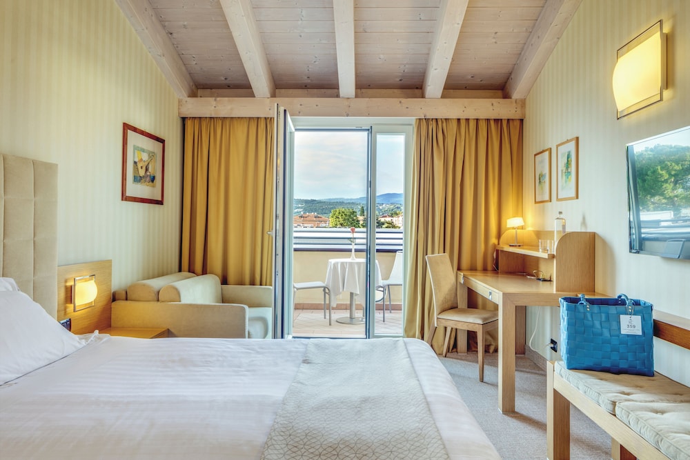Hotel Caesius Thermae & Spa Resort — Hotel rooms in Bardolino, Veneto