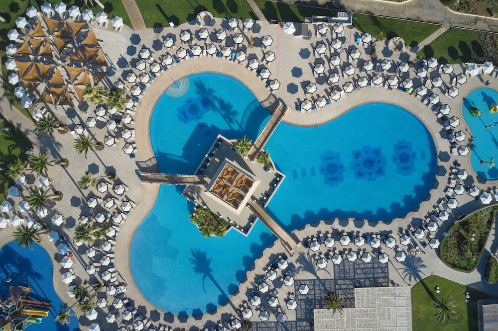 Atlantica Ocean Beach Resort - All inclusive — Swimming pool in Platanias