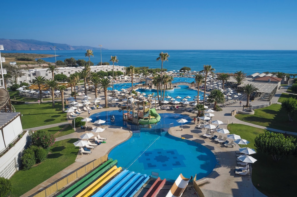 Atlantica Ocean Beach Resort - All inclusive — Swimming pool in Platanias