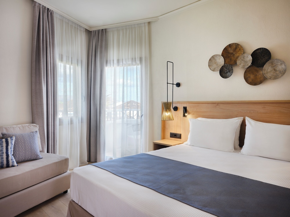Atlantica Ocean Beach Resort - All inclusive — Hotel rooms in Platanias