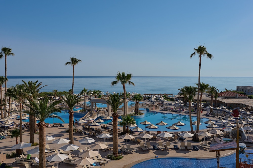 Atlantica Ocean Beach Resort - All inclusive — Swimming pool in Platanias