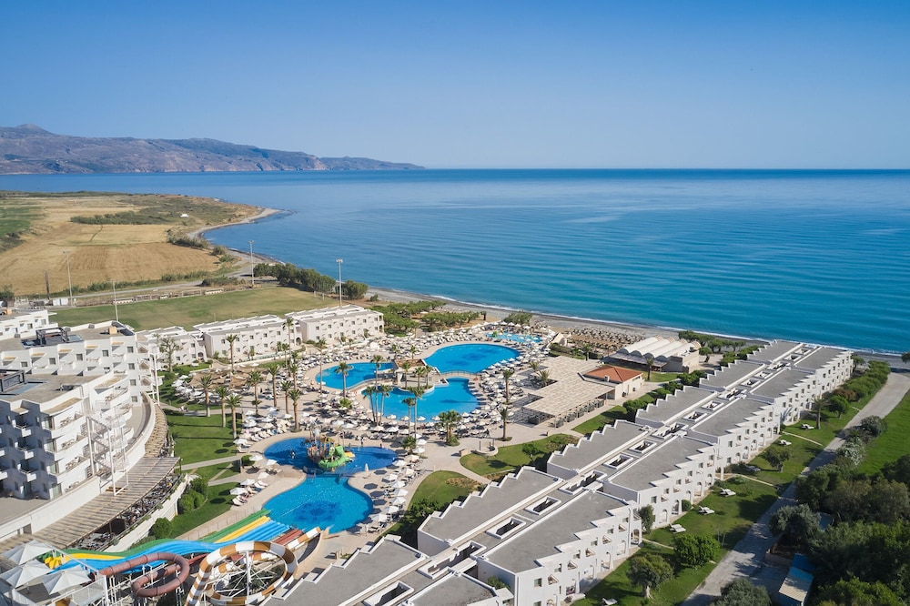 Atlantica Ocean Beach Resort - All inclusive — Swimming pool in Platanias