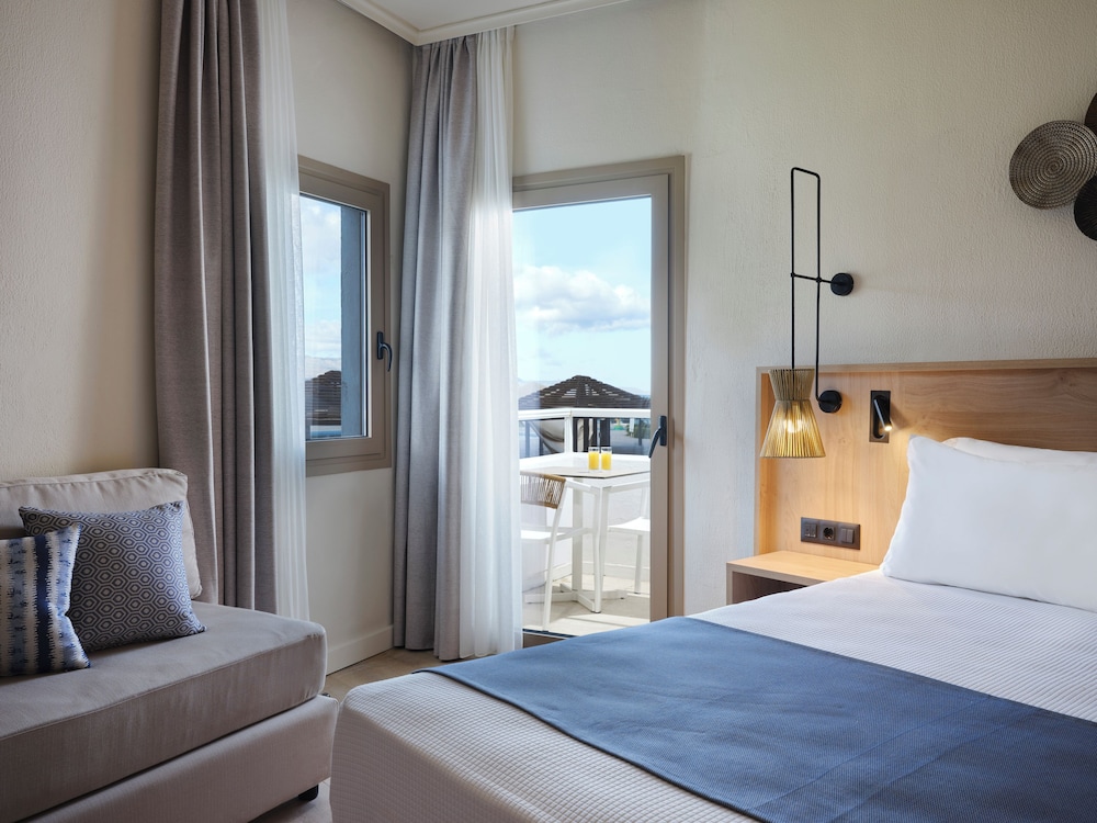 Atlantica Ocean Beach Resort - All inclusive — Hotel rooms in Platanias