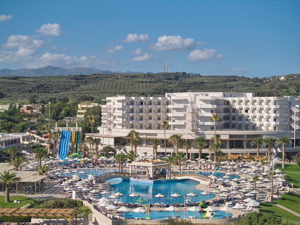 Atlantica Ocean Beach Resort - All inclusive — Swimming pool in Platanias