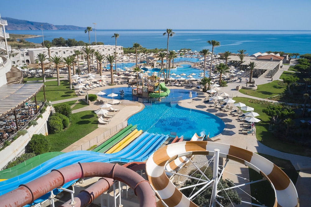 Atlantica Ocean Beach Resort - All inclusive — Swimming pool in Platanias