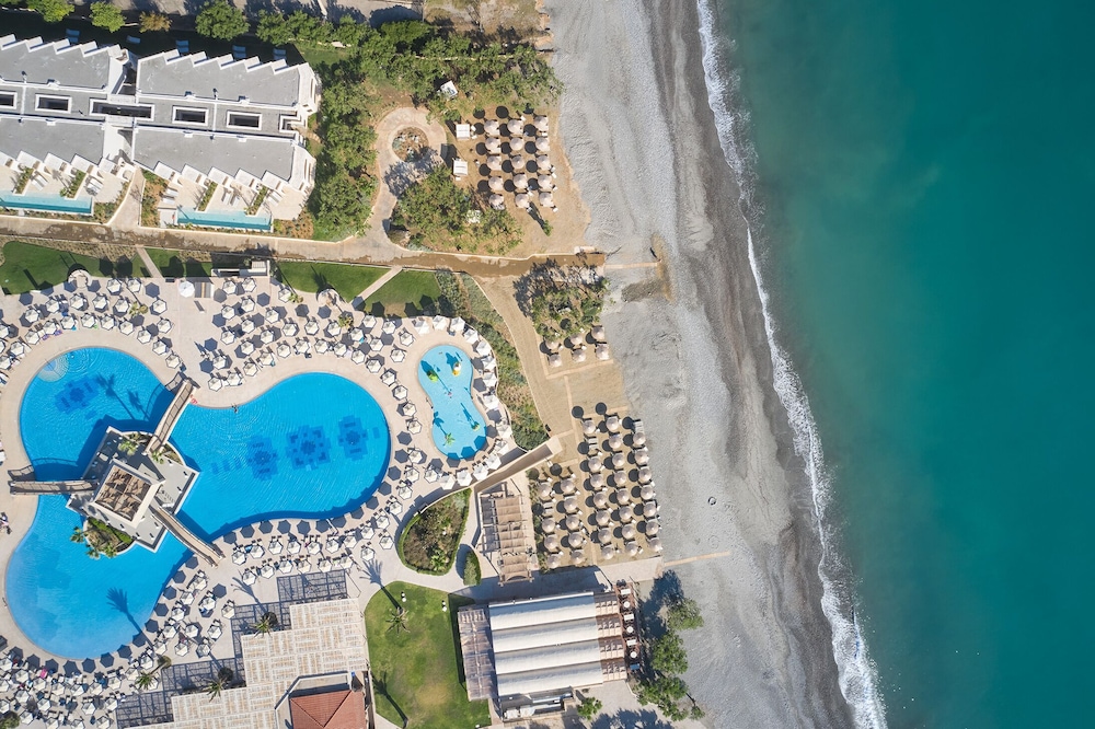 Atlantica Ocean Beach Resort - All inclusive — Swimming pool in Platanias