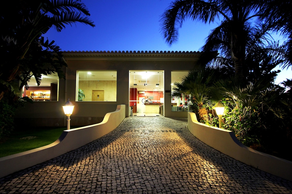 Hotel Clube Porto Mos — Hotel building in Lagos, Faro