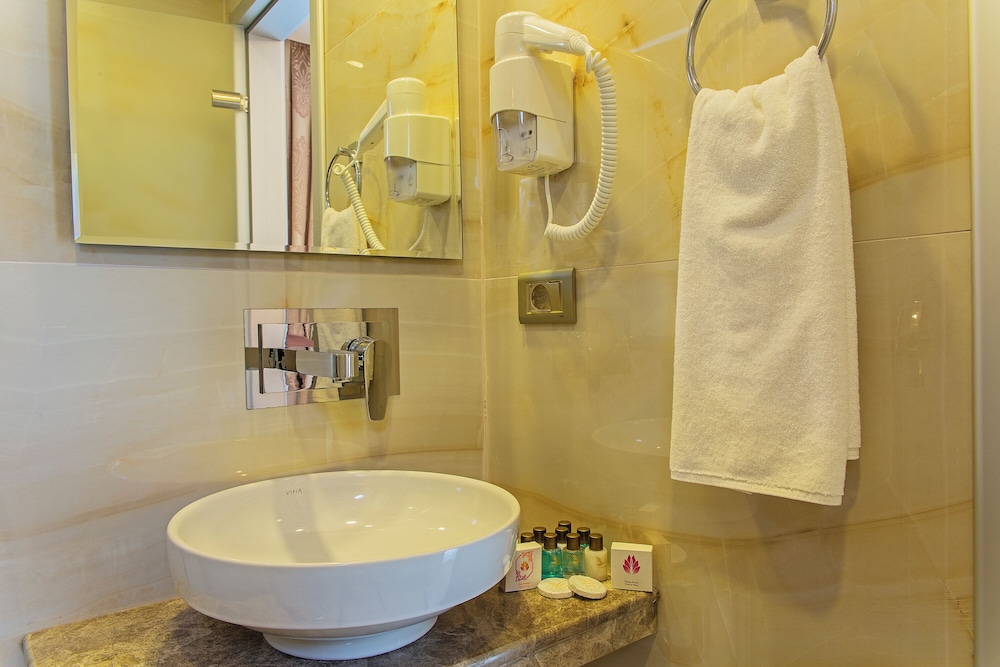Grand Naki Hotel — Hotel rooms in Istanbul, Istanbul