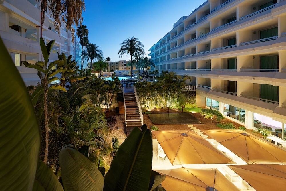 Akeah Broncemar — Hotel building in Playa del Ingles, Canary Islands