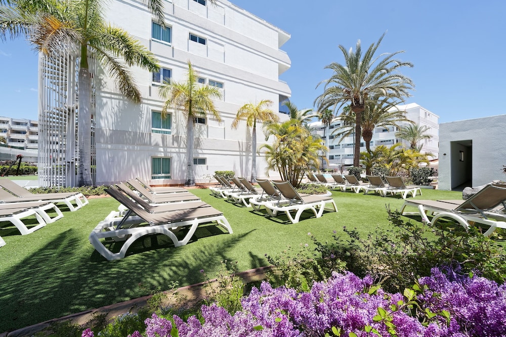 Akeah Broncemar — Hotel building in Playa del Ingles, Canary Islands