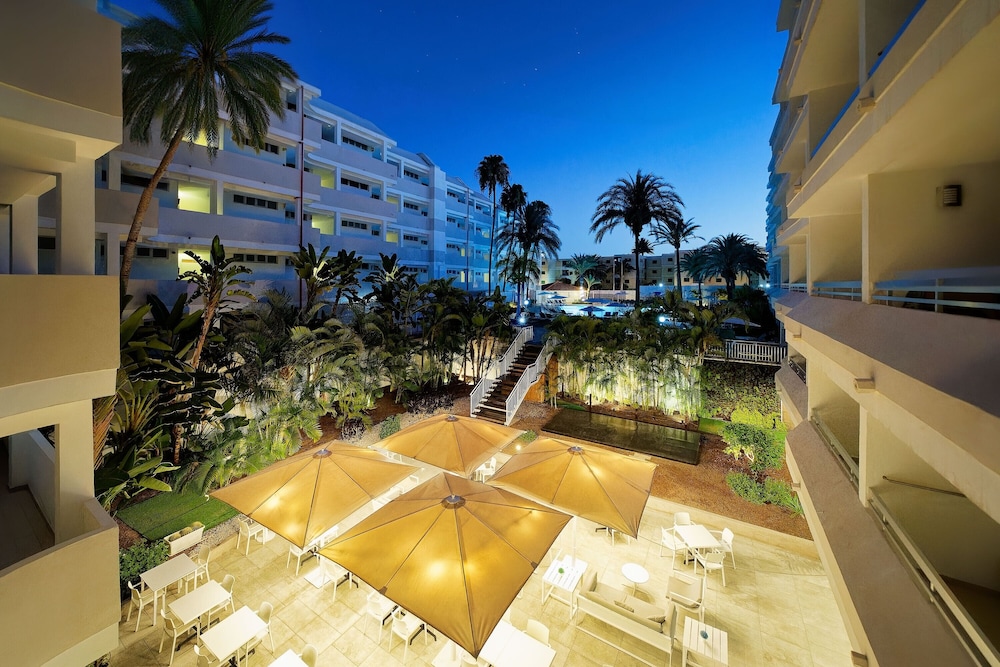 Akeah Broncemar — Hotel building in Playa del Ingles, Canary Islands