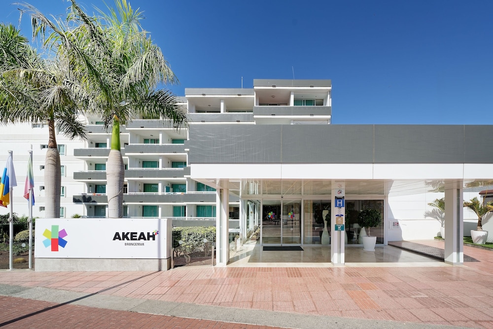 Akeah Broncemar — Hotel building in Playa del Ingles, Canary Islands