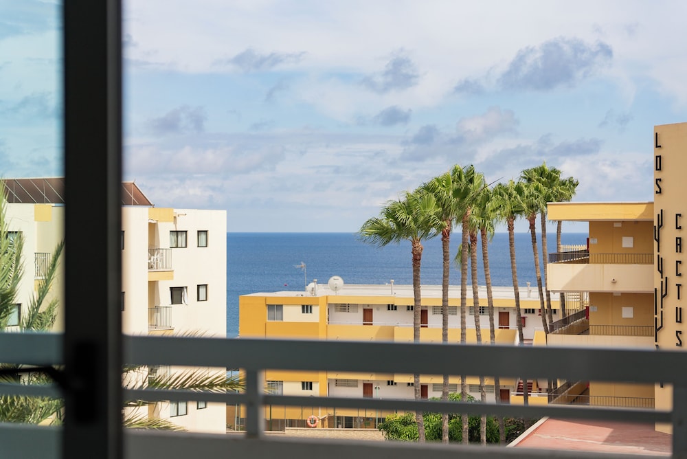 Akeah Broncemar — Hotel building in Playa del Ingles, Canary Islands