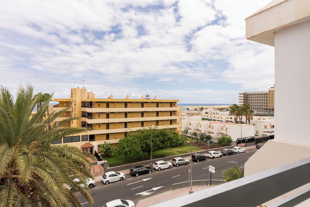 Akeah Broncemar — Hotel building in Playa del Ingles, Canary Islands