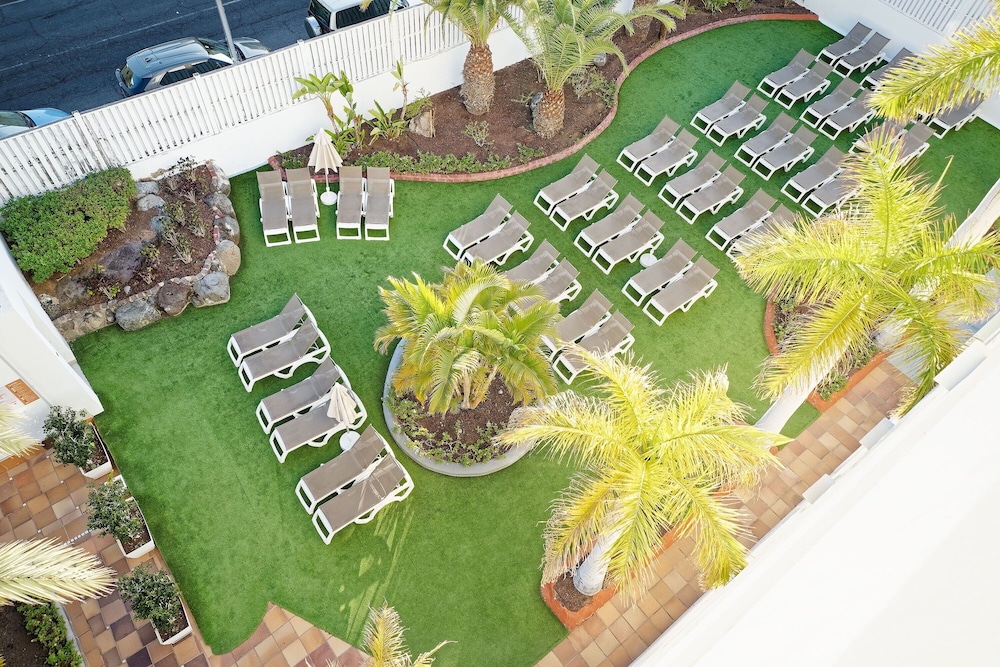 Akeah Broncemar — Hotel building in Playa del Ingles, Canary Islands