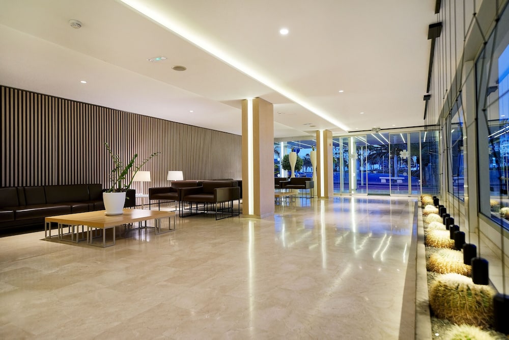 Akeah Broncemar — Hotel building in Playa del Ingles, Canary Islands